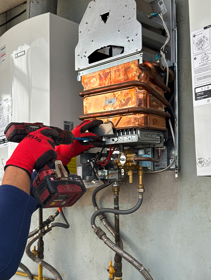 Gasfiter en trabajo de mantención calefont