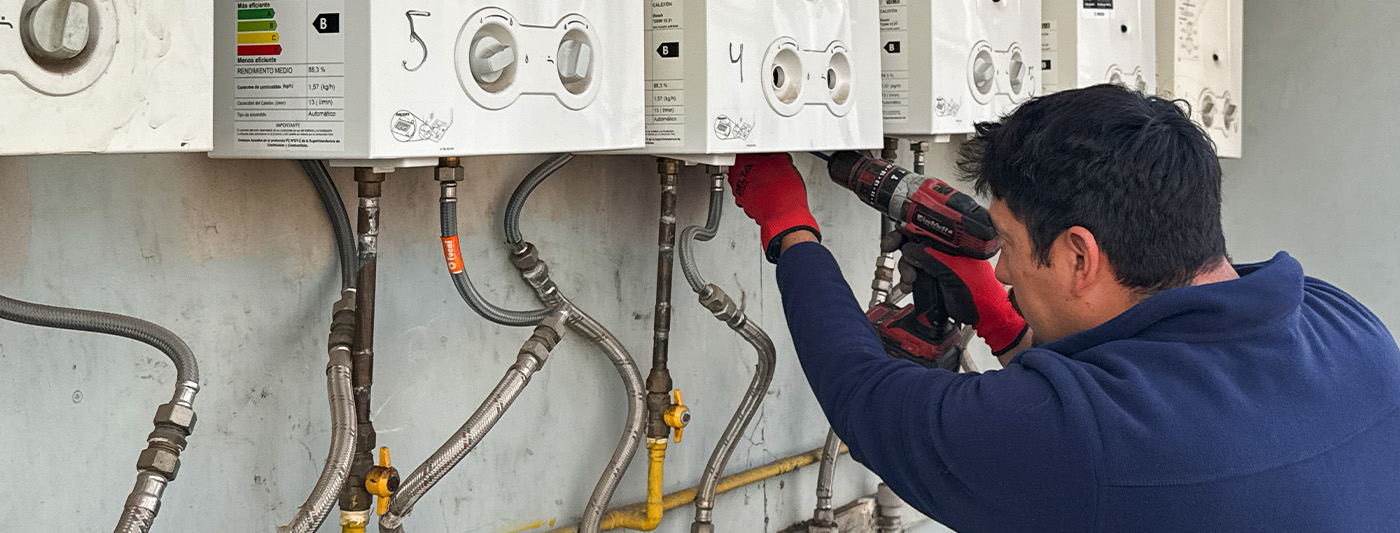 Gasfiter realizando mantención de calefont en Santiago